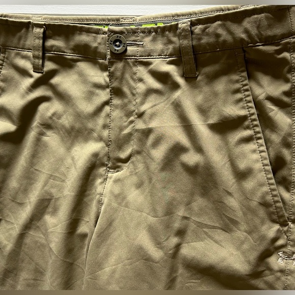 UNDER ARMOUR youth size large loose fitting shorts with adjustable waist - Picture 4 of 7